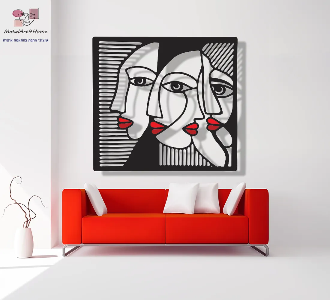 תמונת מתכת לסלון בהשראת פיקאסו עם איורי פנים מופשטים ושפתיים אדומות, תלויה מעל ספה מודרנית.