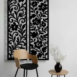 משרבייה #131 דקורטיבית לקיר ממתכת בחיתוך לייזר, הכוללת דפוסי פרחים ועלים משתרגים בסגנון טבעי. מוצגת כפנלים אנכיים המעניקים מראה מודרני ואלגנטי לחלל החדר.