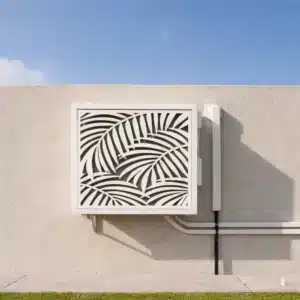 מסתור מזגן וכביסה ממתכת בעיצוב משרבייה מודרני, מותקן על קיר חיצוני, מסתיר את היחידה ומאפשר אוורור תקין.