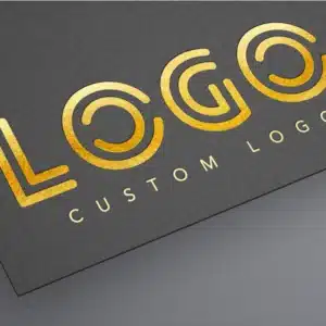לוגו ממתכת בחיתוך לייזר פרימיום בעיצוב אישי, מותקן על קיר משרד מודרני בגימור יוקרתי